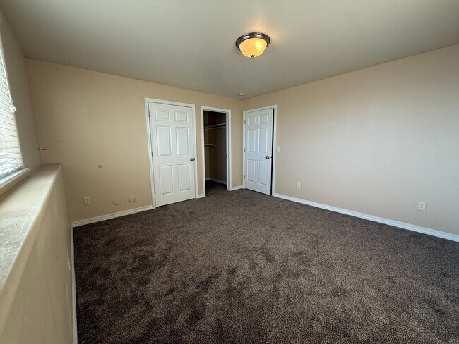 Building Photo - 460 Center St