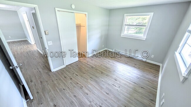 Building Photo - 182 Ewart Dr