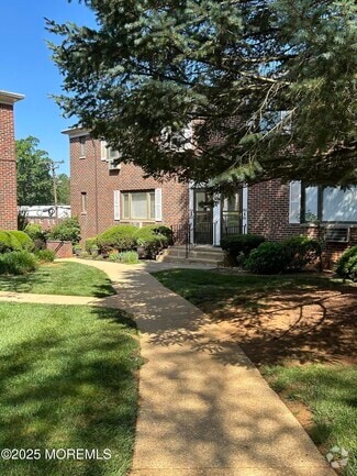 Building Photo - 204 Manor E