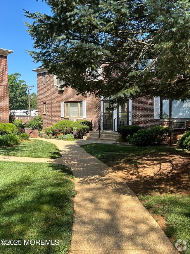 Building Photo - 204 Manor E