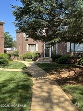 Building Photo - 204 Manor E