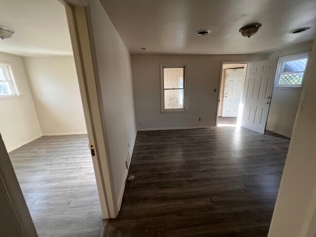 Unidad-2: Dormitorio (izquierda) y sala de estar (derecha) - 7543 Paige Ave