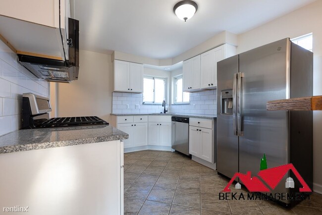 Foto del edificio - 3 br, 1.5 bath House - 696 Harrington St
