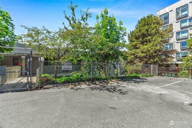 Foto del edificio - 1 Bed 1 Bath Condo HIGHLY DESIRABLE Alaska...