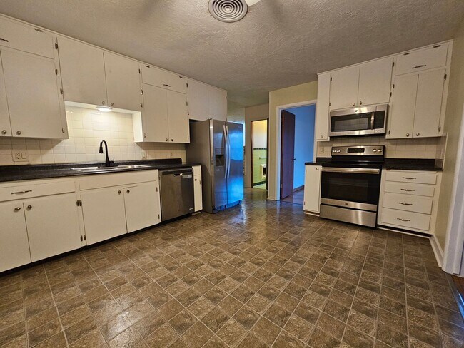 Foto del edificio - (3) Bed/(2) Bath + (2) Living Areas Avail NOW!