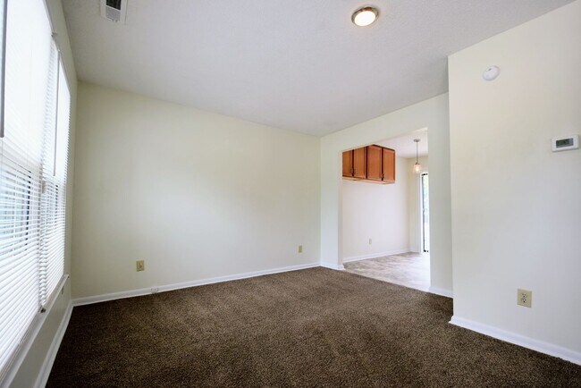 Building Photo - Abbey Lane-50% off first full month rent. ...