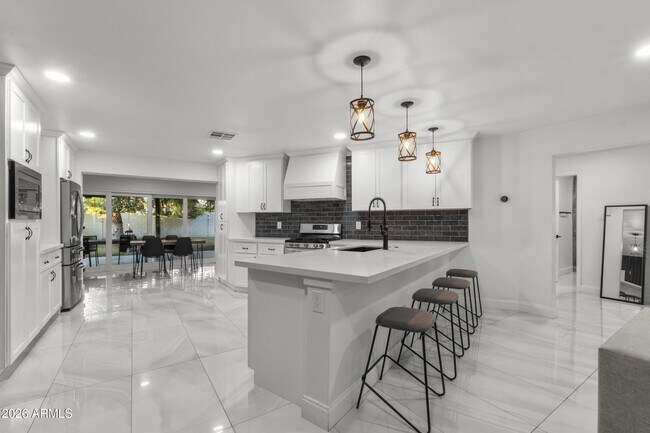 Foto del edificio - 3938 E Cheery Lynn Rd