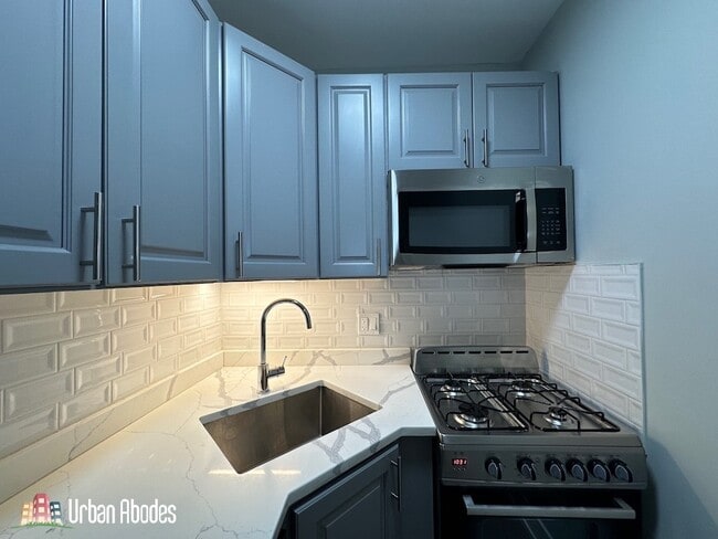 Building Photo - 515 W Belmont Ave