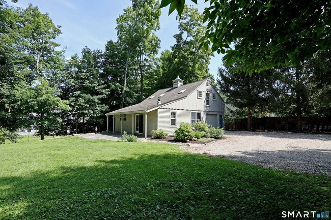 Foto del edificio - 15 Maple Shade Rd