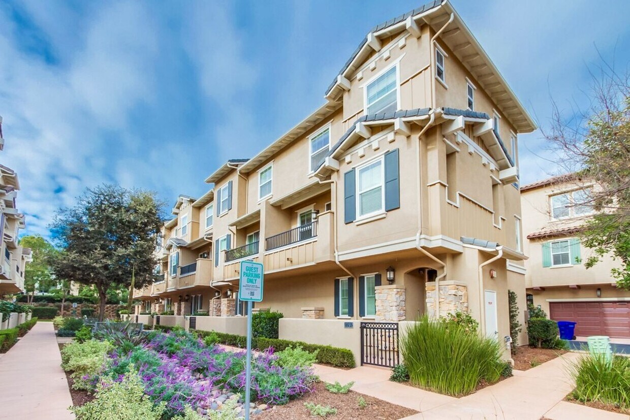 Available Now! 3 Bedroom Townhome... House Rental in San