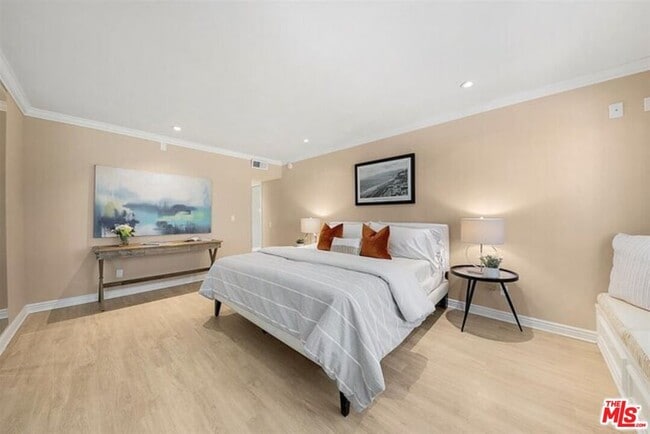 Foto del edificio - 2345 Roscomare Rd