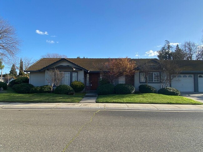Building Photo - Beautiful 3 bedroom/ 2 bathroom home