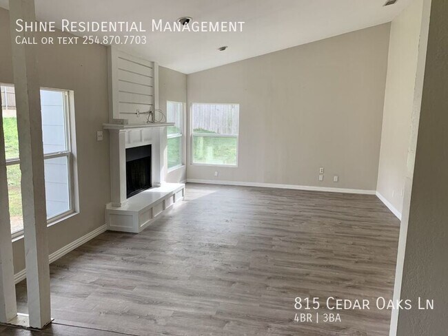Foto del edificio - 815 Cedar Oaks Ln