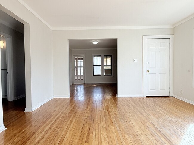 Building Photo - 106 Shepherd St E