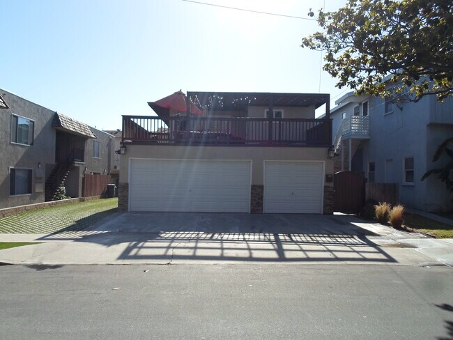 3 car finished garage, private yard and huge balcony - 955 Virginia St