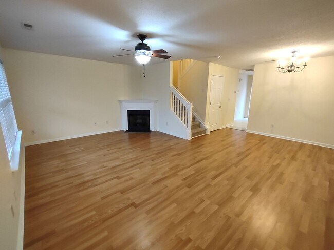 Building Photo - Move In Ready Townhome located in Benningt...