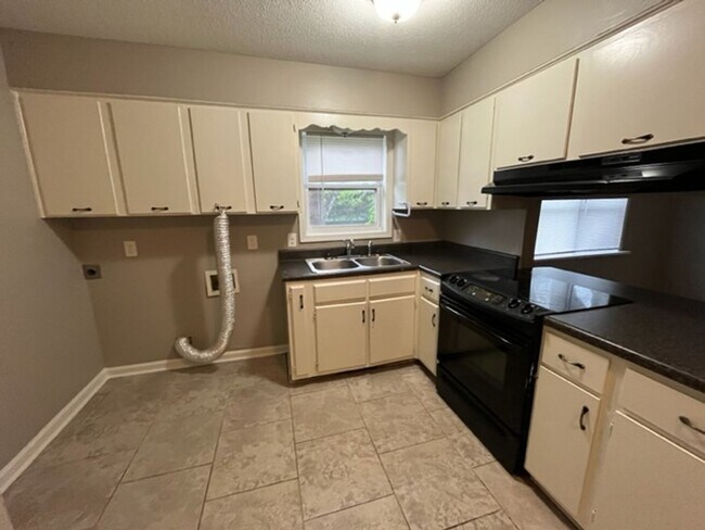 Building Photo - Renovated 3 Bedroom 1 Bath Home for Rent!