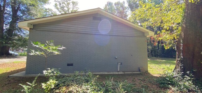 Foto del edificio - 1624 E Fayetteville Rd