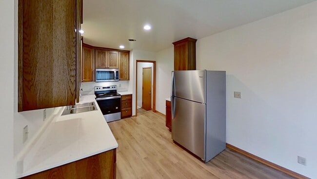 Building Photo - Newly remodeled, roomy ranch duplex, attac...