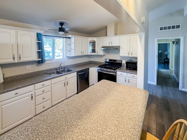 Building Photo - Spacious 3 Bedroom, 2 Bath Home with Large...