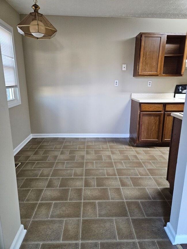 Building Photo - Scoop this 2 bedroom duplex up before someone else does!