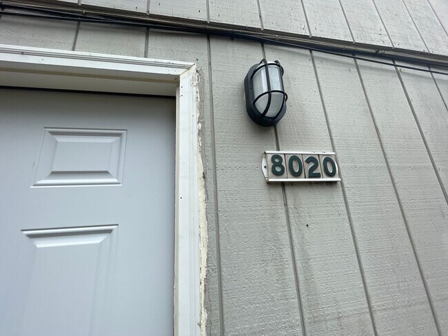 Building Photo - Updated 2Bd/1Ba in the Hillsdale Neighborhood of SW Portland ~ Stainless Steel Appliances and Qua...