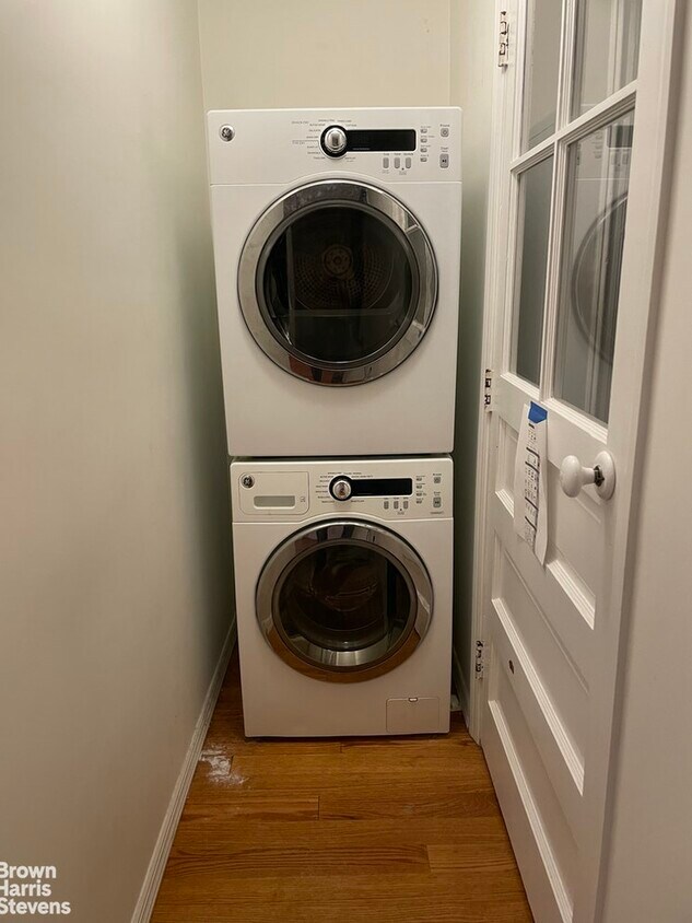 Building Photo - Spacious 1 BR Brownstone Garden Apt.