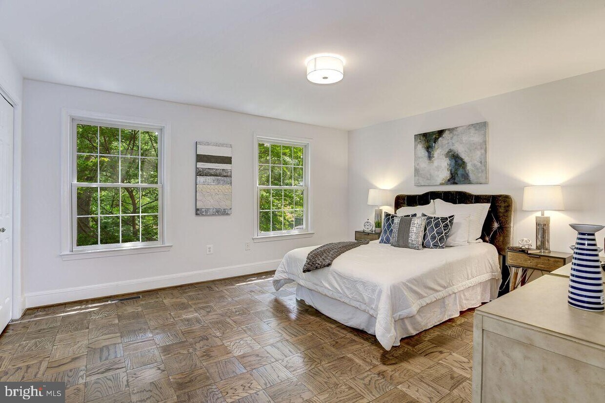 Foto principal - 3225 Sutton Pl NW