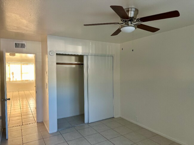 Foto del edificio - 1230 N Dodge Blvd