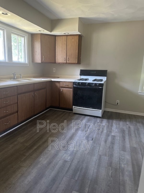 Building Photo - 404 N Nursery Ave