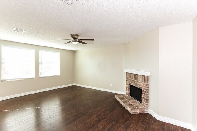 Building Photo - 621 Almandora Dr