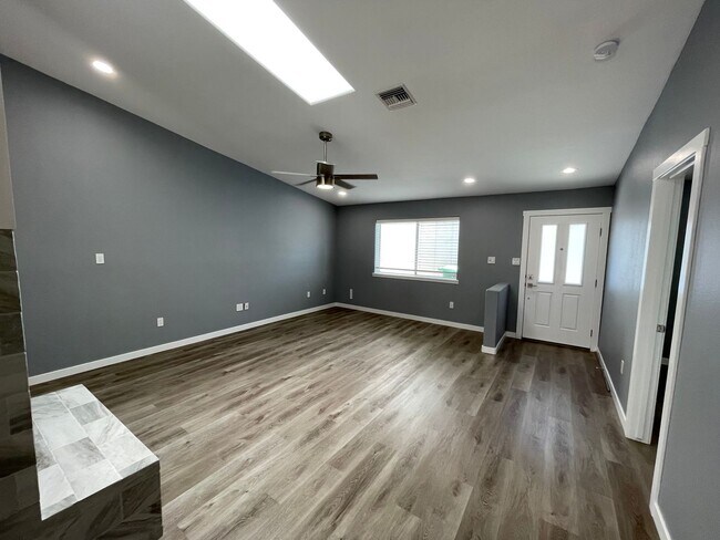 Building Photo - IMMACULATELY REMODELED TOWNHOUSE W/ DOUBLE...