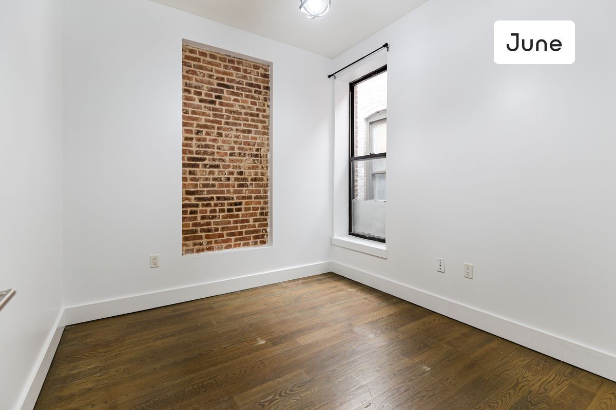 Primary Photo - Queen bedroom in 4 bed/1.5 bath Home