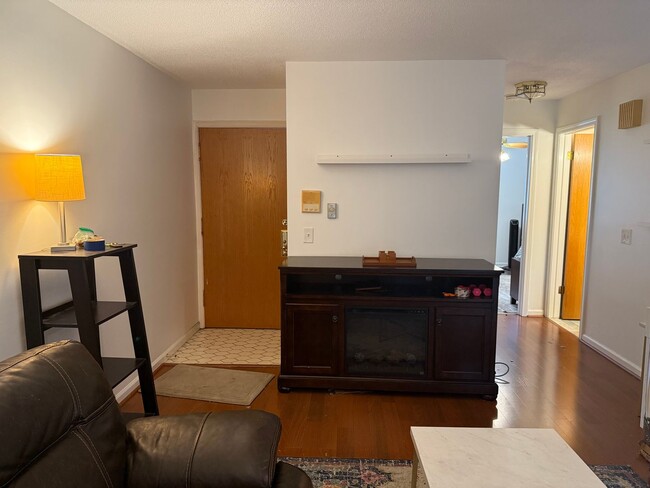 Building Photo - Furnished 1 Bedroom Condo in Heart of Pitt...