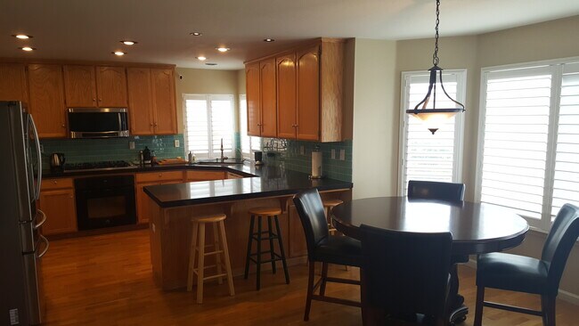 Building Photo - 2150 Clearview Dr