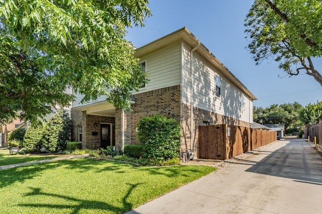 Foto del edificio - Charming 3-Bedroom, 2-Bathroom Townhome – ...