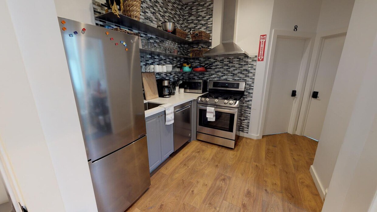Primary Photo - Room in 5 Bedroom Apartment at 8 Nottingha...