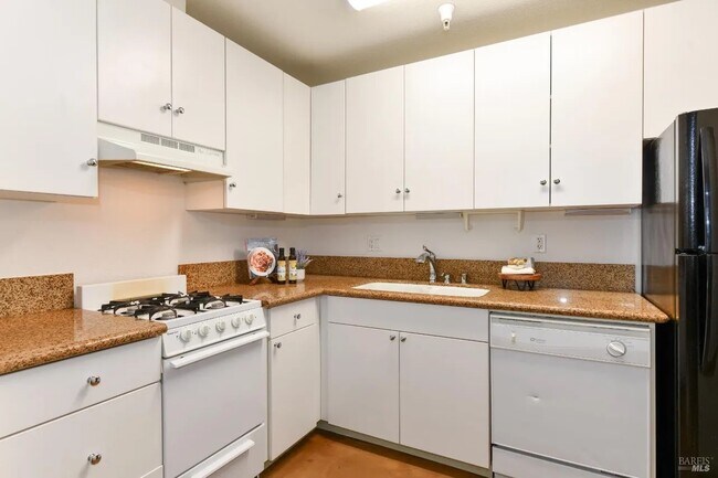 Foto del edificio - 130A Valley Oak Dr