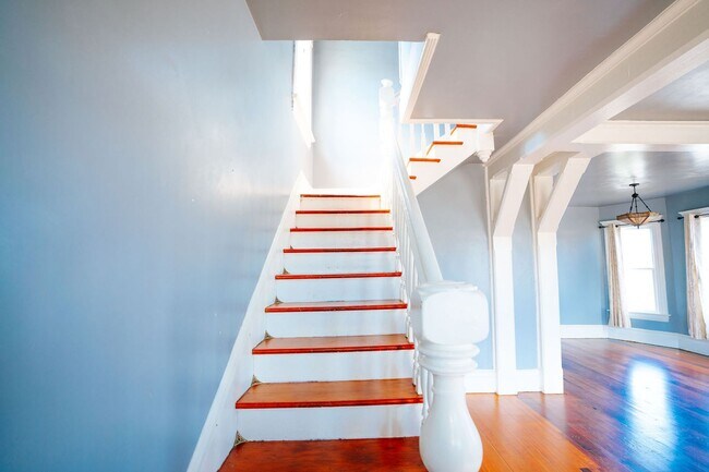 Foto del edificio - Charming 3-Bedroom Victorian Home in the H...