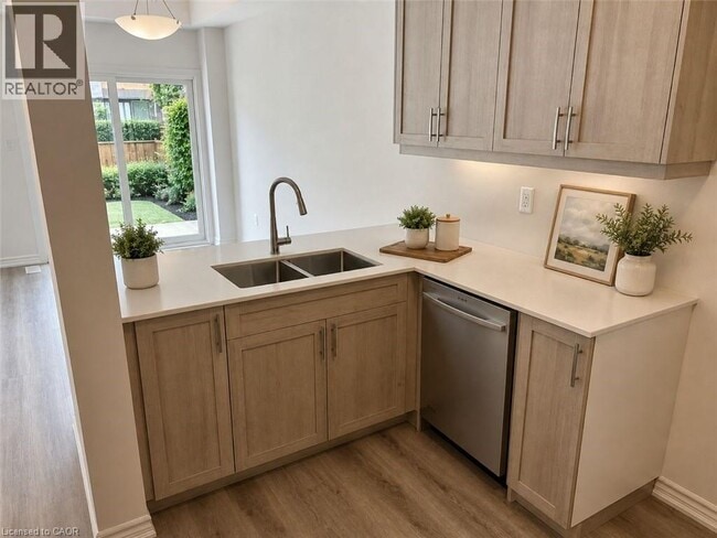 Building Photo - 461 Blackburn Dr