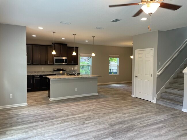 Vista de la cocina y el comedor - 1745 Charlotte St