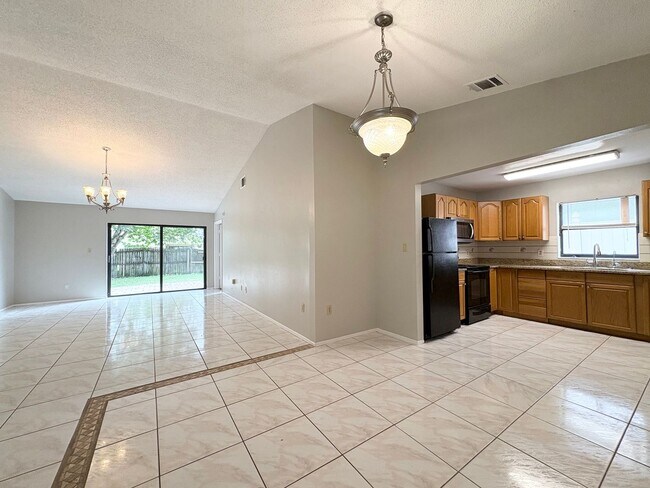 Foto del edificio - Great 3 BR home ~ Fenced Back Yard ~ A-Rat...