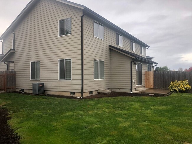 Foto del edificio - Newer 3 bedrooms 2.5 bathroom townhouse!