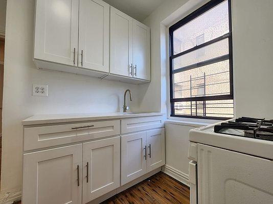 Foto principal - 2 bedroom in Bronx NY 10467