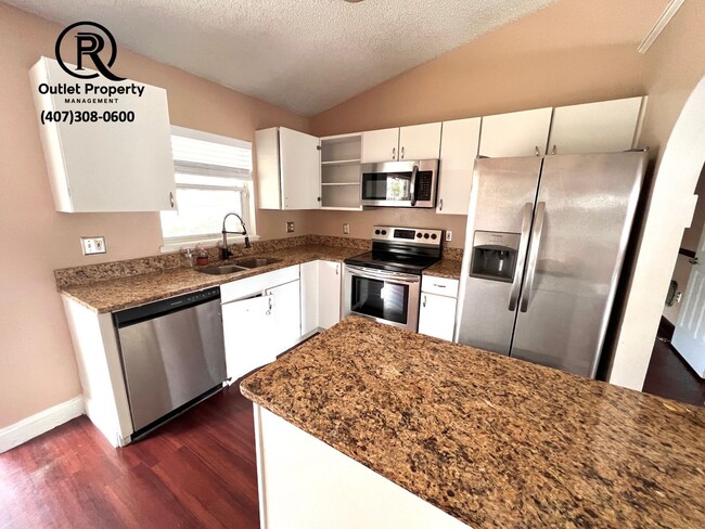 Building Photo - Beautiful 3 Bedrooms, 2 Bathrooms, 2 Car G...