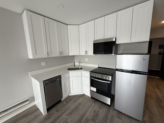 Building Photo - 1128 Des Plaines Ave