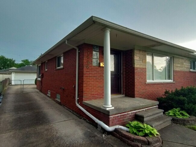 Building Photo - Beautiful, sprawling, brick ranch - $1700/mo