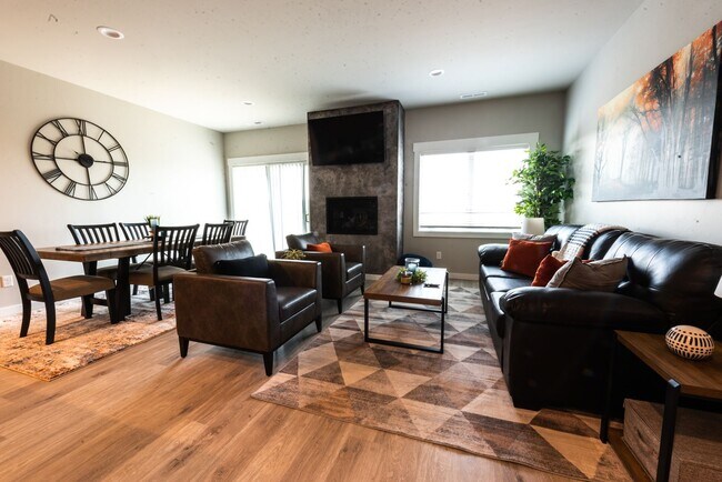Building Photo - Fully Furnished- 3 Bedroom, 2.5 Bath Townh...