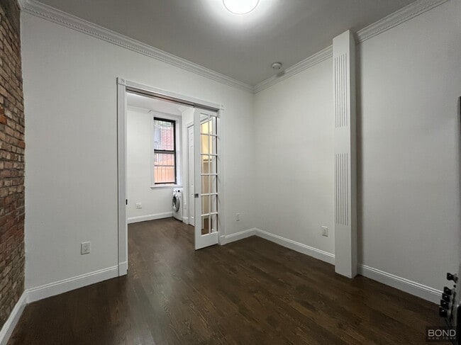 Building Photo - 307 Mott St