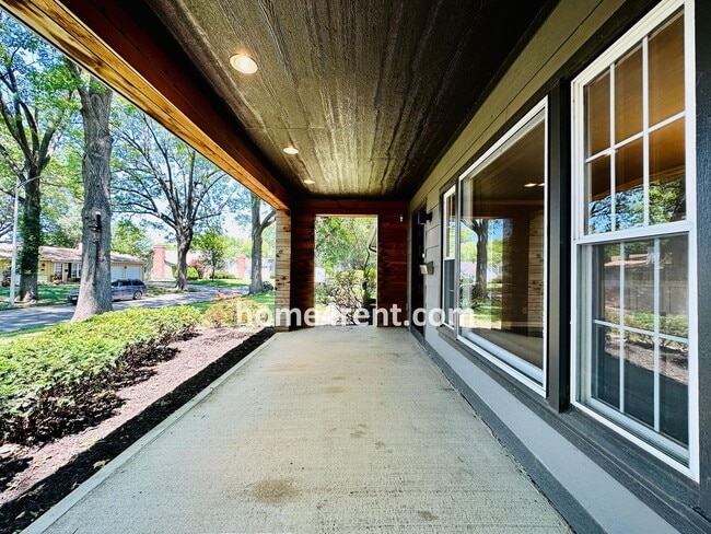 Foto del edificio - Updated Ranch Style Home in Prairie Villag...
